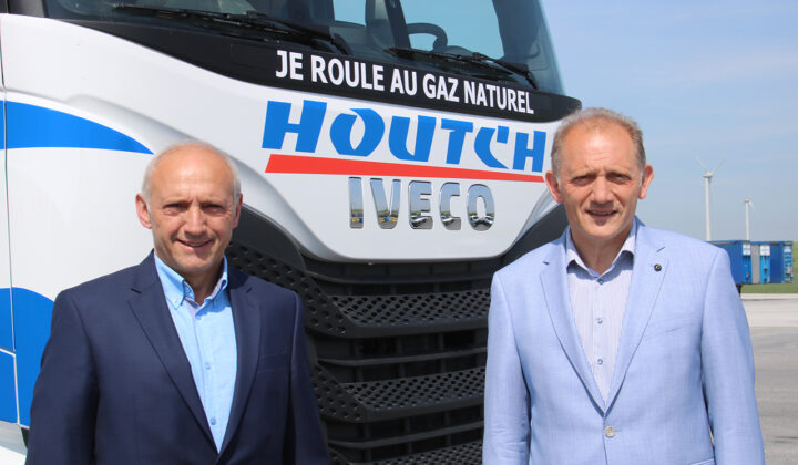 Alain et Hugues Houtch devant un camion rouant au gaz naturel